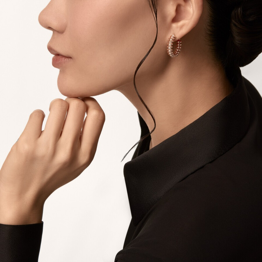 orecchini a cerchio clash de cartier modello piccolo pavé