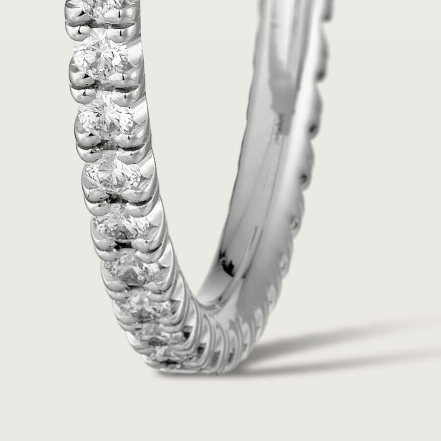 orecchini a cerchio etincelle de cartier modello medio pavé