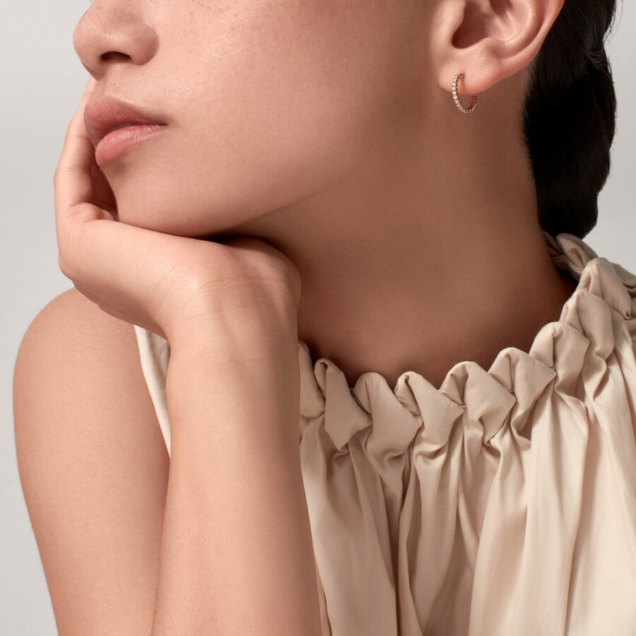 orecchini a cerchio etincelle de cartier modello piccolo pavé