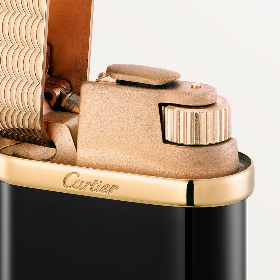 accendino ovale decorato con guilloché