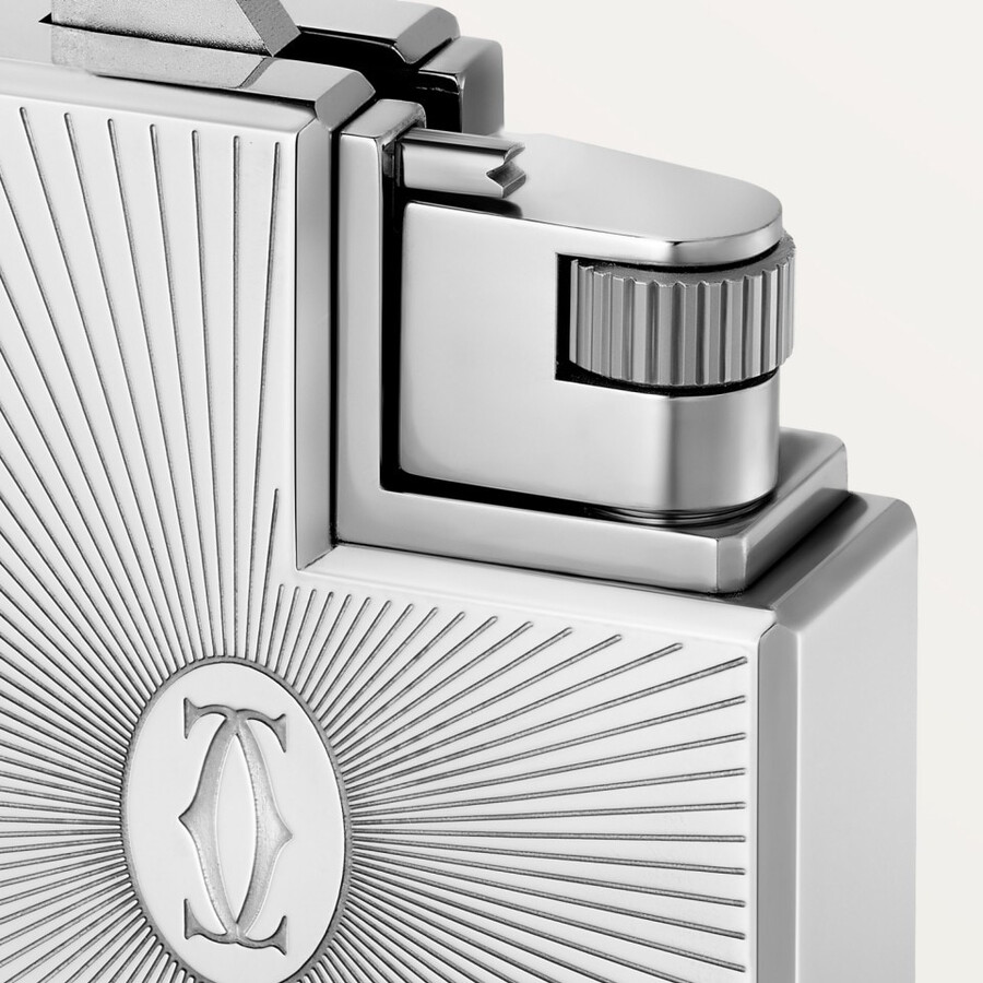 accendino quadrato con logo double c de cartier e motivo sunray in finitura palladio