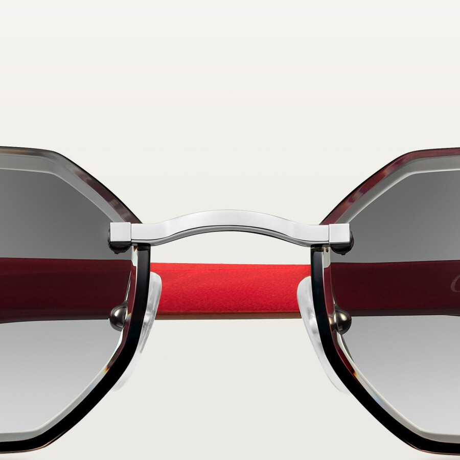occhiali da sole cartier con design allungato a forma di c.