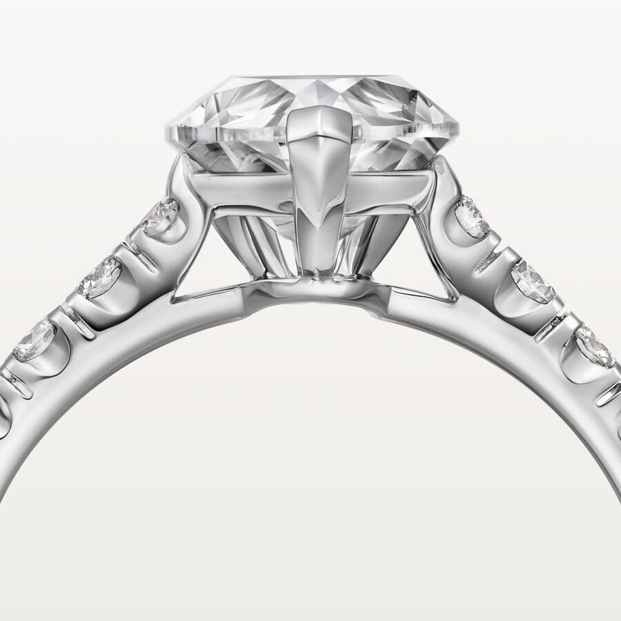 solitario del 1895 diamante a forma di pera pavé
