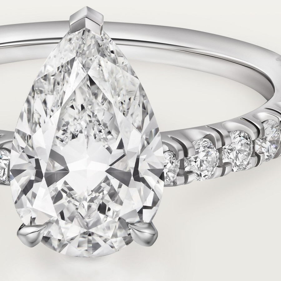 solitario del 1895 diamante a forma di pera pavé