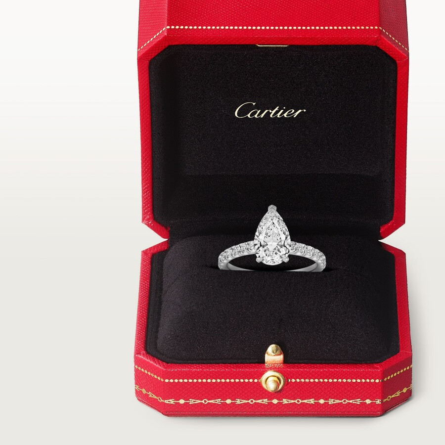 solitario del 1895 diamante a forma di pera pavé